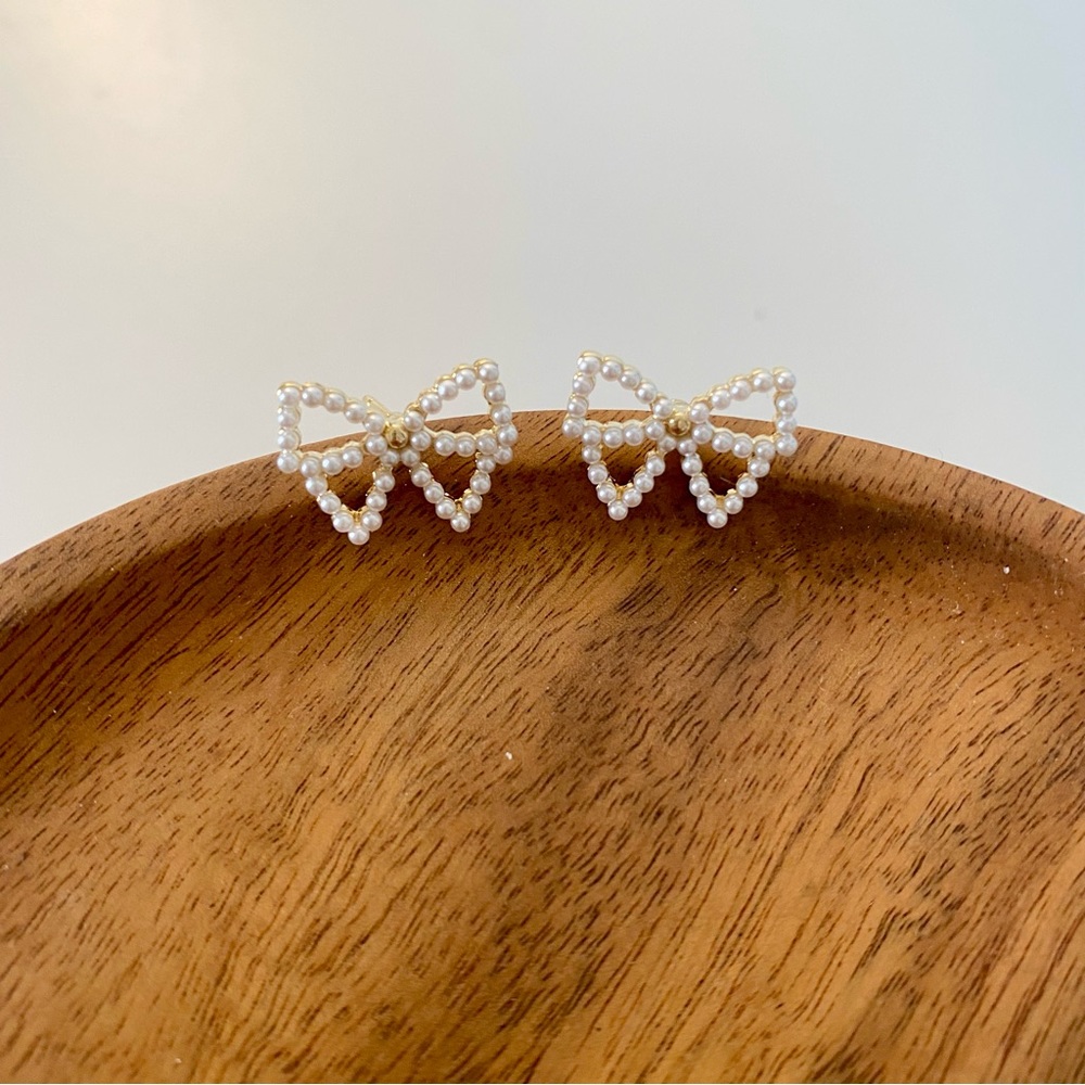 4/$15 Seed Pearls Beads Bow Earrings Studs - Picture 2 of 5